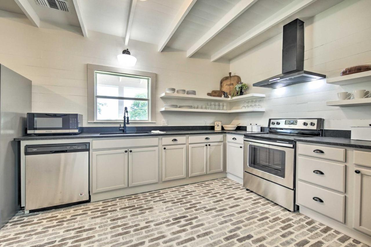 Peaceful Schulenburg Farmhouse With Fire Pit And Grill Exterior foto